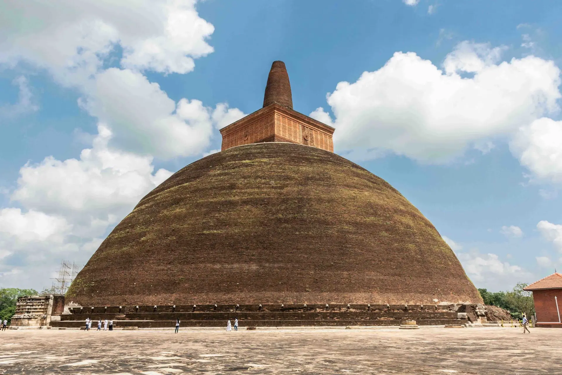 Den stora tegelstupan Jetavanaramaya i Anuradhapura under blå himmel