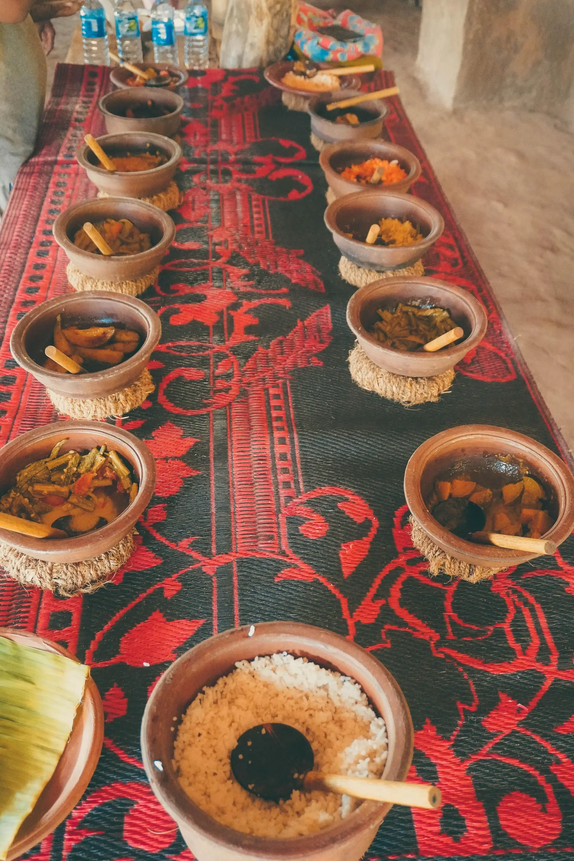 Hemlagade curryrätter i lerkrukor under en bytur nära Sigiriya