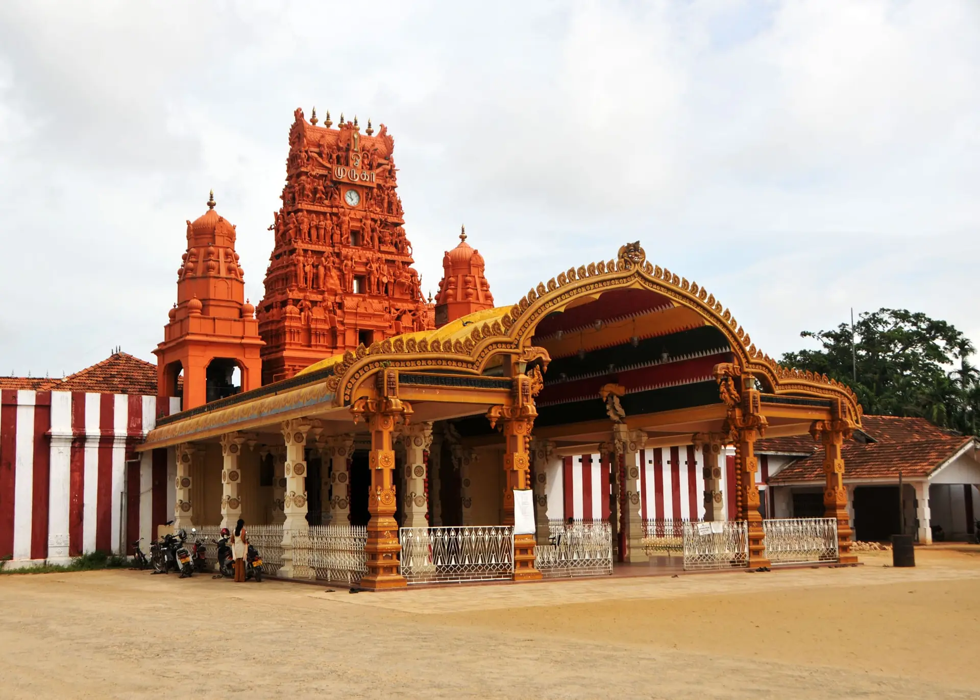 Den utsmyckade gyllene entrén till Nallur Kandaswamy-templet i Jaffna
