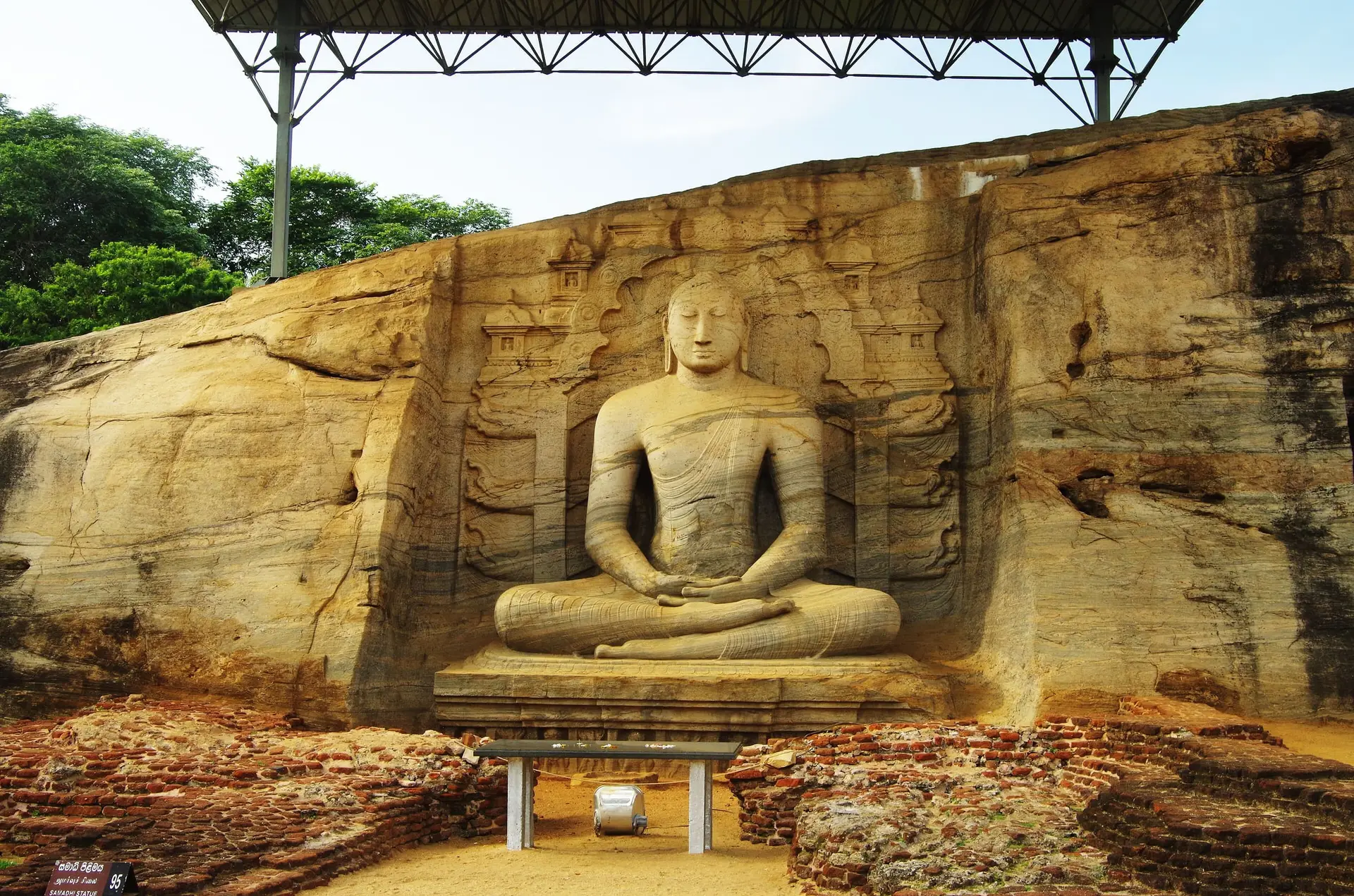 Sittande Buddha uthuggen i granit vid Gal Vihara i Polonnaruwa