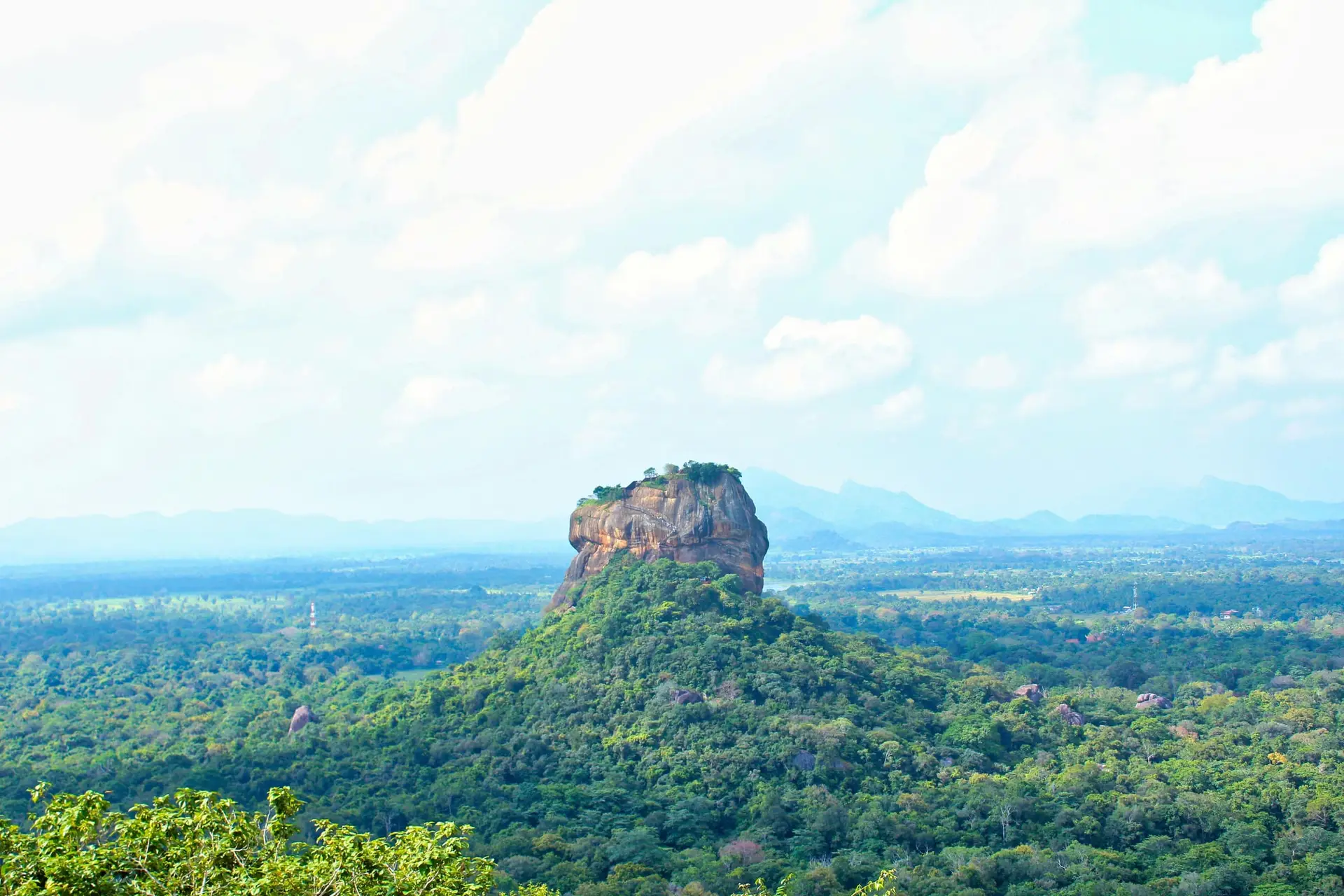 Utsikt mot Sigiriya från Pidurangala över skogen