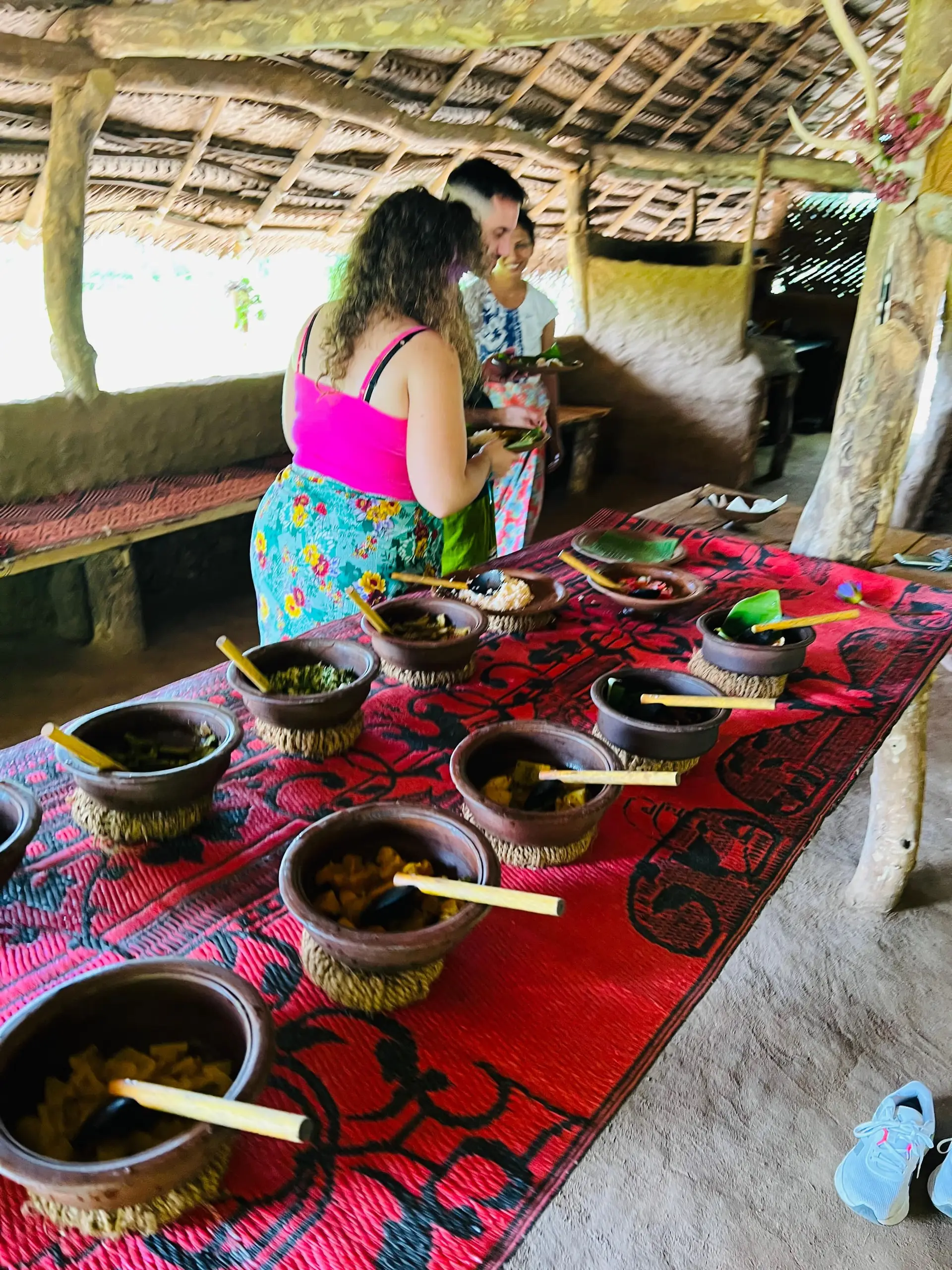 En resenär tar för sig av en bylunch med curryrätter